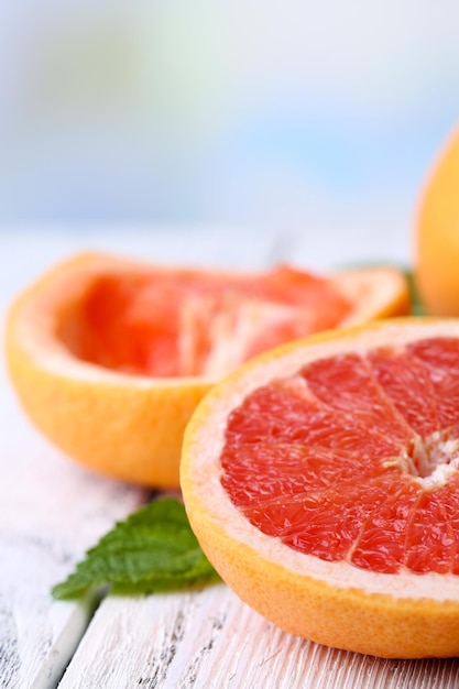 Rijpe grapefruits op een houten achtergrond kleur