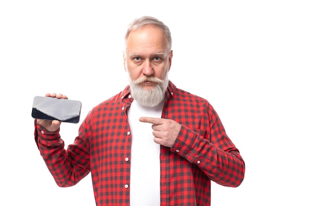 Rijpe grijsharige man met telefoonscherm op witte achtergrond