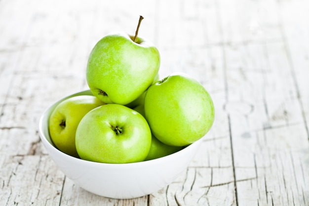 Rijpe groene appels in kom