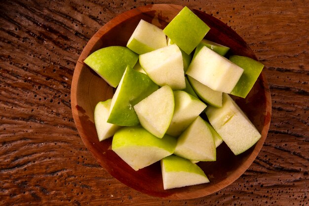 Rijpe groene appels op tafel close-up.