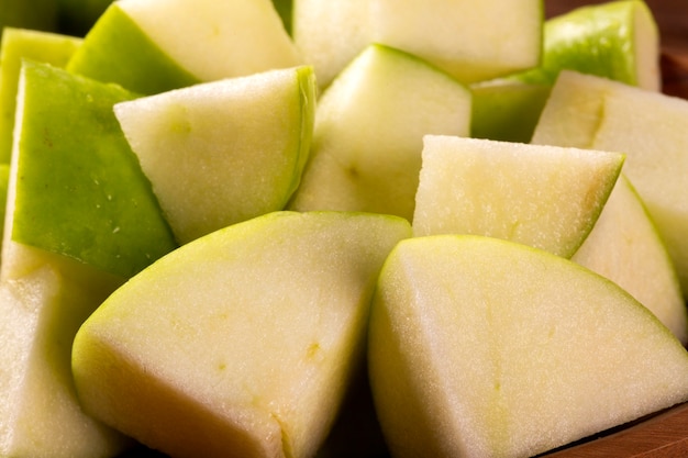 Rijpe groene appels op tafel close-up.