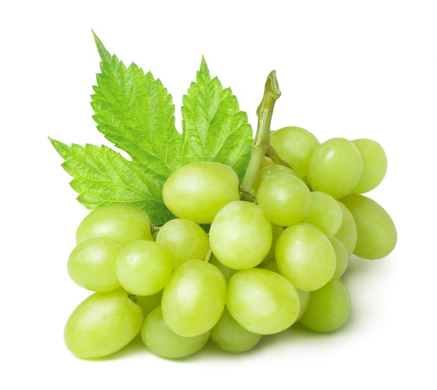Rijpe groene druiven in waterdruppels geïsoleerd
