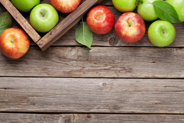 Rijpe groene en rode appels op houten tafel Top uitzicht met ruimte voor uw tekst