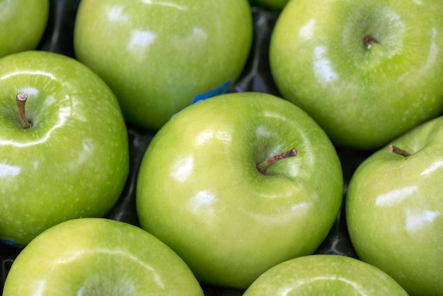 Rijpe groene verse sappige appels voor achtergrond.