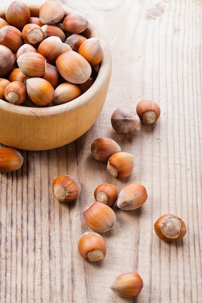 Rijpe hazelnoten op de houten tafel