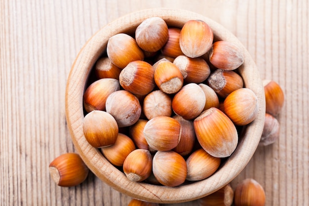 Rijpe hazelnoten op de houten tafel