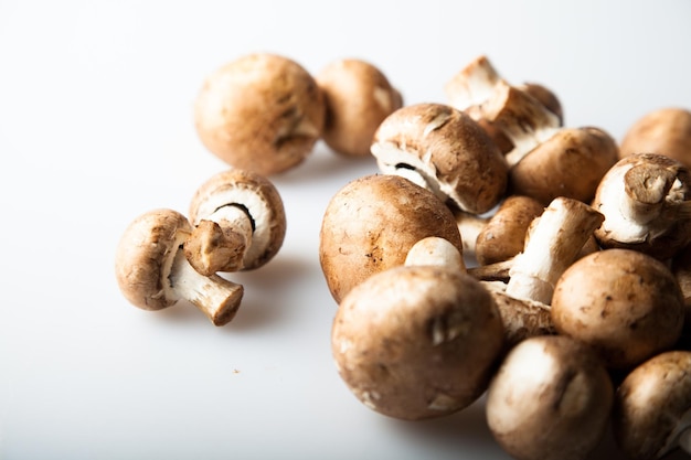 Rijpe hele paddestoelen geïsoleerd op wit