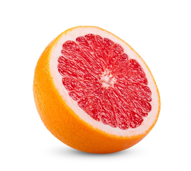 Rijpe helft van roze grapefruit op witte muur.