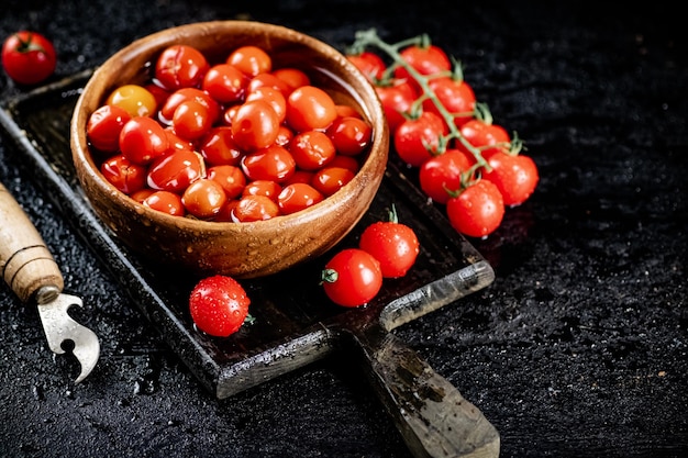 Rijpe huisgemaakte tomaten inleggen op tafel