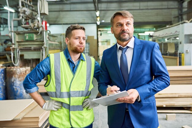 Rijpe Investeerder die Moderne Installatie bezoekt