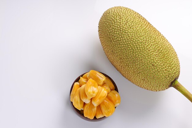 Foto rijpe jackfruit prachtig gerangschikt in een houten kom met witte gestructureerde achtergrond