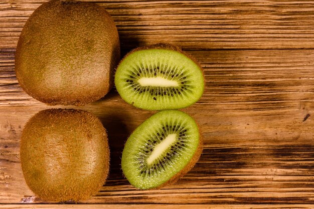 Rijpe kiwi's op een houten tafel Bovenaanzicht