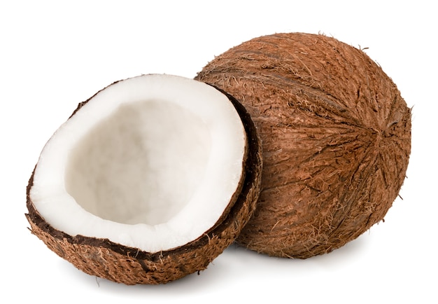 Rijpe kokosnoot en halve close-up op een wit