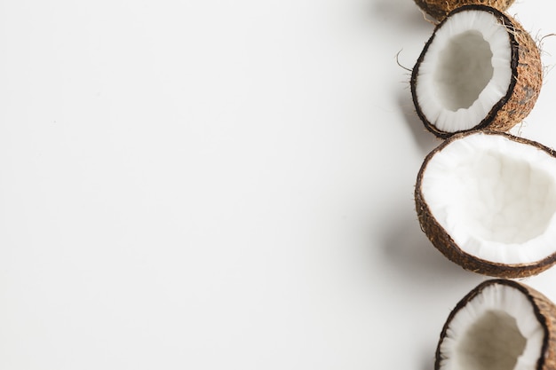 Rijpe kokosnotenstukken op witte achtergrond, exemplaarruimte