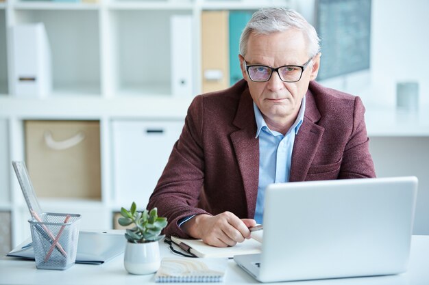 Rijpe manager op kantoor