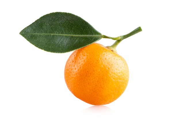 Rijpe mandarijn (clementine) sinaasappel geïsoleerd op witte achtergrond