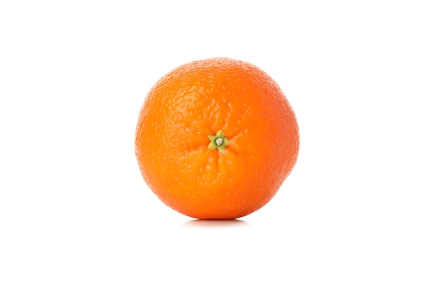 Rijpe mandarijn één die op wit wordt geïsoleerd