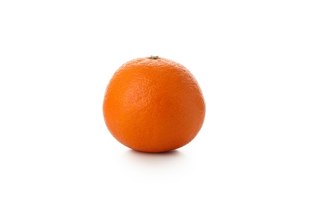 Rijpe mandarijn één die op witte achtergrond wordt geïsoleerd