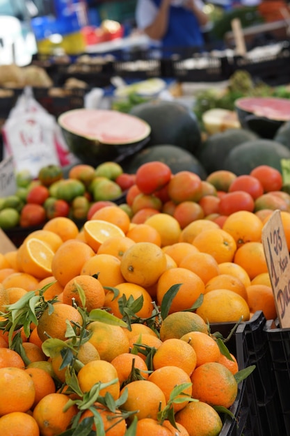Rijpe mandarijnen en sinaasappelen die op de markt worden verkocht