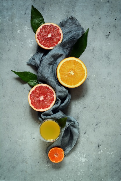 Rijpe mandarijnen op een grijze achtergrond. Fruit lay-out. Citrus.