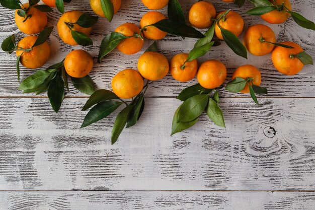 Rijpe mandarijnen op een witte houten tafel