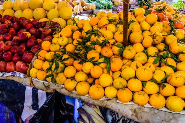 Rijpe mandarijnen te koop op een fruitmarkt