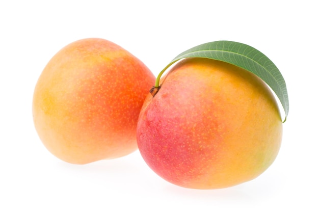 Rijpe mango die op witte achtergrond wordt geïsoleerd