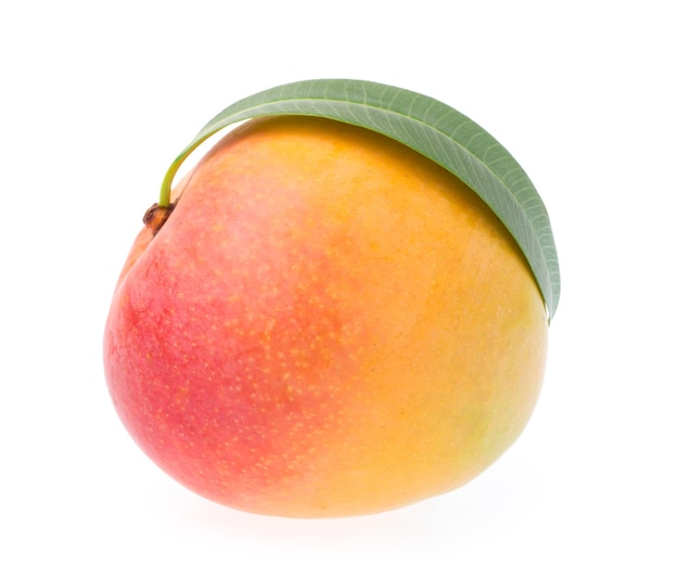 Foto rijpe mango die op witte achtergrond wordt geïsoleerd