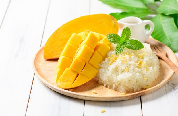 Foto rijpe mango en kleefrijst met kokosmelk