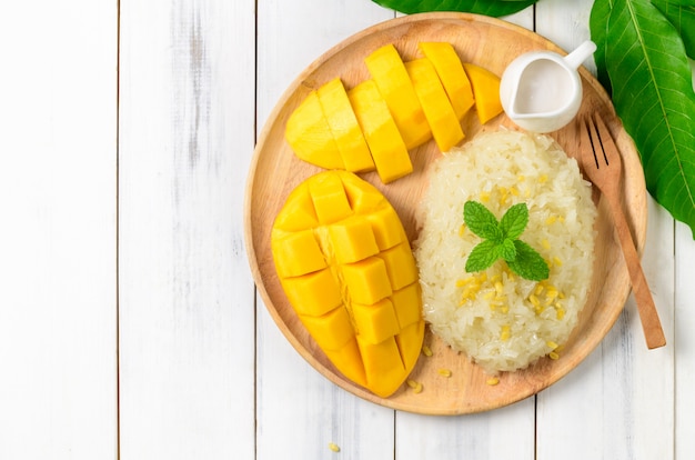 Rijpe mango en kleefrijst met kokosmelk