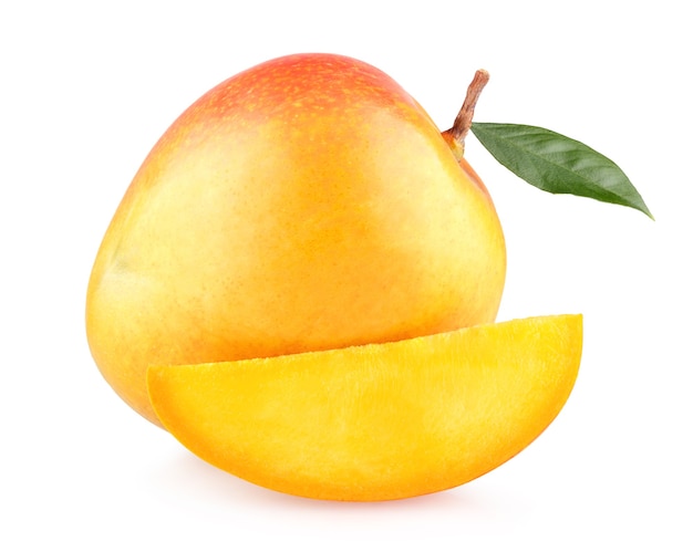 Rijpe mango met een geïsoleerde snee op witte achtergrond
