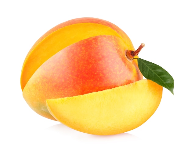 Rijpe mango met een plakje dat op witte achtergrond wordt geïsoleerd