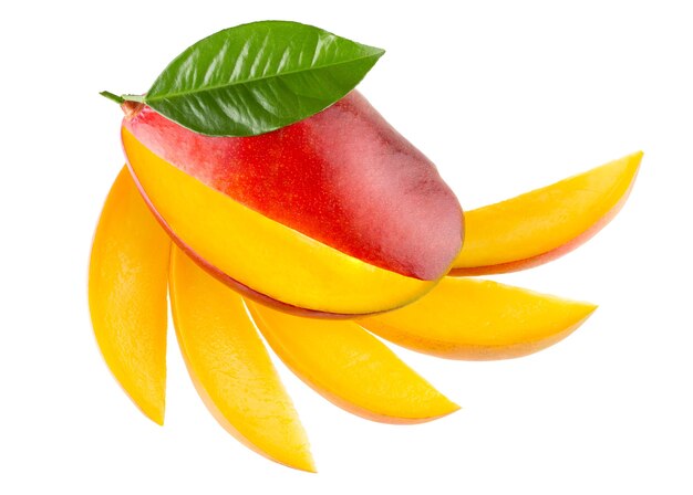 Rijpe mango met plakjes geïsoleerd op een witte achtergrond met uitknippad