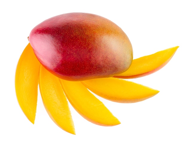 Rijpe mango met plakjes geïsoleerd op een witte achtergrond