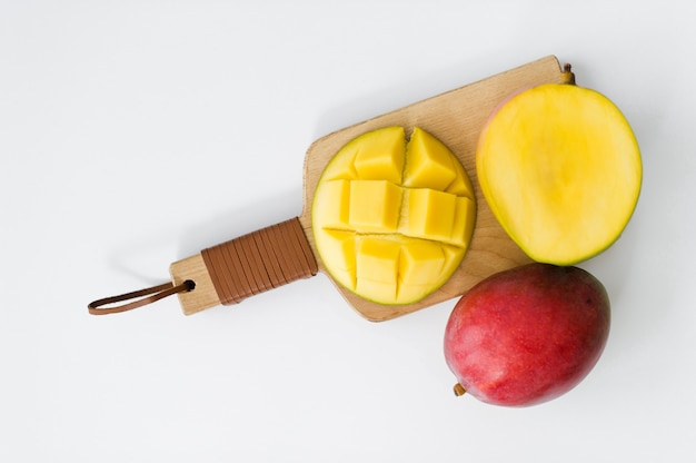 Foto rijpe mango op de houten snijplank.