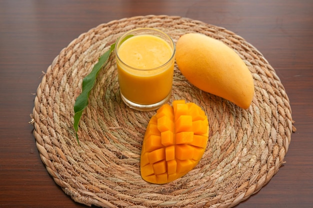 Rijpe mango op houtRijpe Mango Slice op houten snijplank