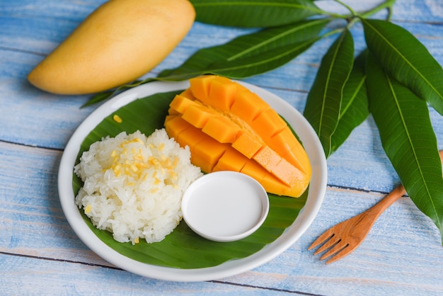 Rijpe mangorijst gekookt met kokosmelk, Aziatisch Thais dessert tropisch zoet mangofruitvoedsel