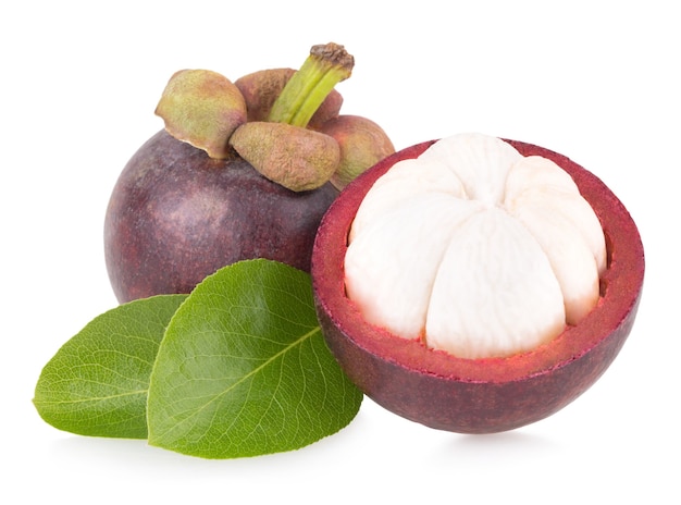 Rijpe mangosteen geïsoleerd op witte achtergrond