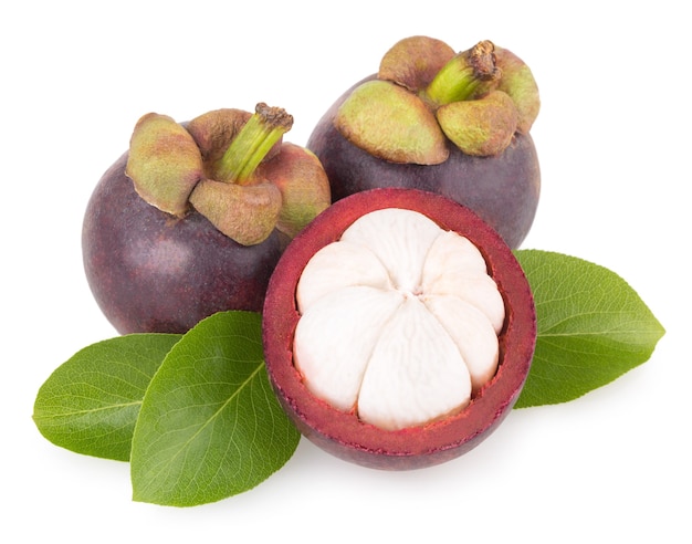 Rijpe mangosteen geïsoleerd op witte achtergrond