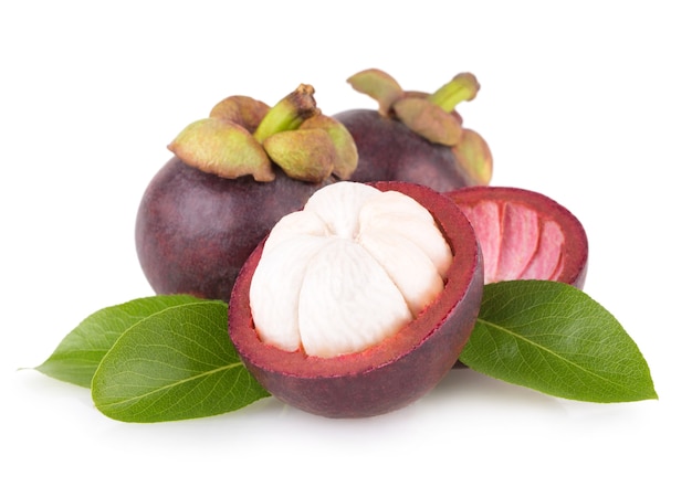 Rijpe mangosteen geïsoleerd op witte achtergrond