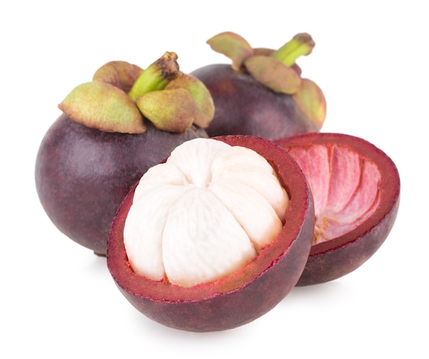 Rijpe mangosteen geïsoleerd op witte achtergrond