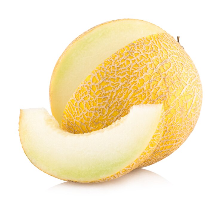 Rijpe meloen die op witte achtergrond wordt geïsoleerd