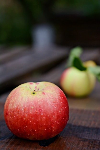 Rijpe mooie appels op een houten achtergrond. Herfst oogst