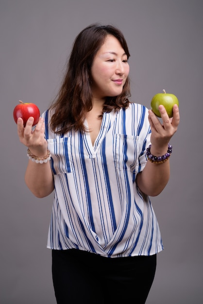 rijpe mooie Aziatische zakenvrouw bedrijf appels