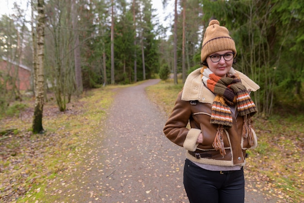 Rijpe mooie vrouw die weg van het allemaal met aard weggaat