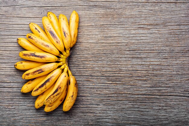 Rijpe ongeschilde bananen.