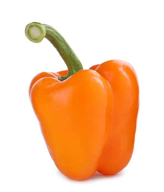 Rijpe oranje paprika geïsoleerd op wit