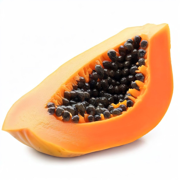 Rijpe papaya segment geïsoleerd op een witte achtergrond