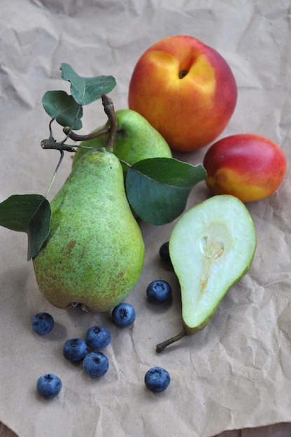 Rijpe peer, nectarine en bosbes