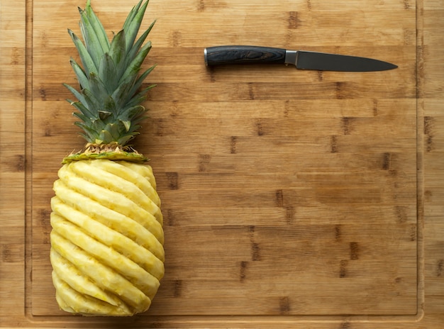 Foto rijpe perfect gepelde ananas, op houten